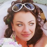 Макияж глаз и украшение причёски невесты живыми цветами в пастельных оттенках